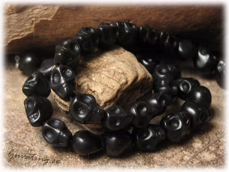 Döskallar på sträng howlite små svarta ca 10x8 mm