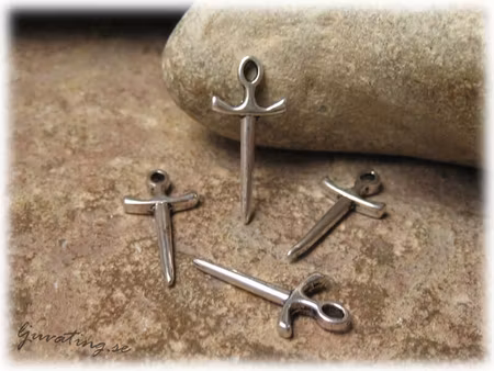 Små svärd 4-pack liten berlock metall 20x9 mm