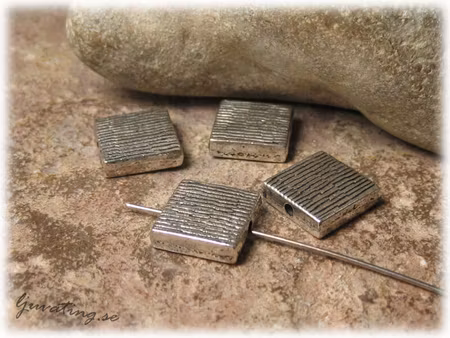 Räfflad kvadrat i metall ca 12x12 mm