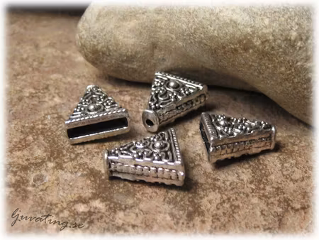 Mönstrad platt kon pärlkåpa i metall ca 15x14 mm