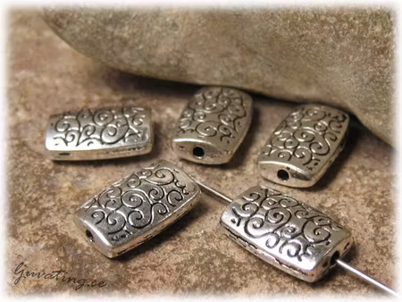 Rektangel i metall med mönster ca 15x10 mm