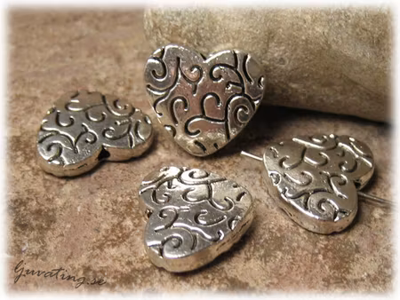 Hjärta i metall med mönster ca 18x15 mm