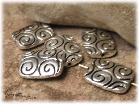 Rektangel i metall med mönster större ca 17x13 mm