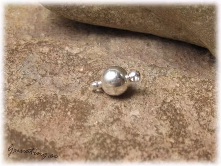 Litet magnetlås silverfärgat ca 6 mm i diameter