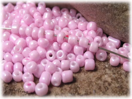 Seed beads opak rosa storlek  8/0 ca 3 mm