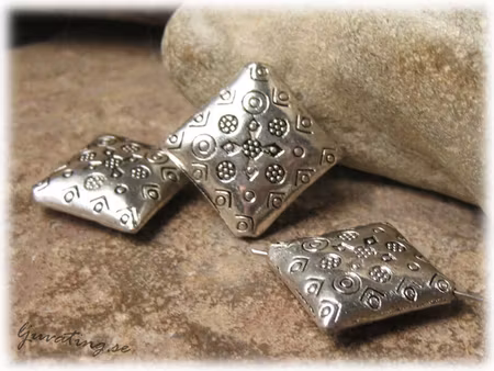 Metallpärla diagonal kudde mönstrad ca 17x17 mm