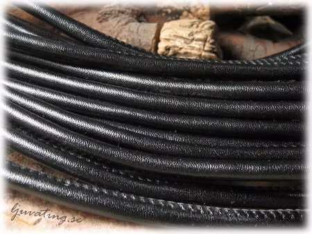 Svart läderimitation med söm tjocklek ca 5,5 mm