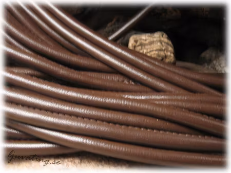 Mörkbrun läderimitation med söm tjocklek ca 5,5 mm