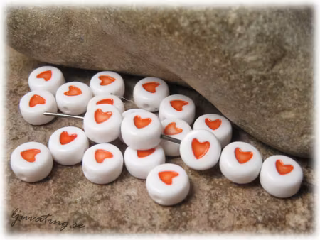 Bokstavspärla acryl med rött hjäta 20-pack ca 7 mm