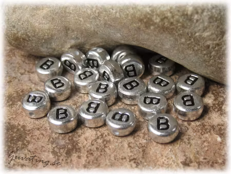 Bokstavspärla B silverfärgad  20-pack ca 7 mm