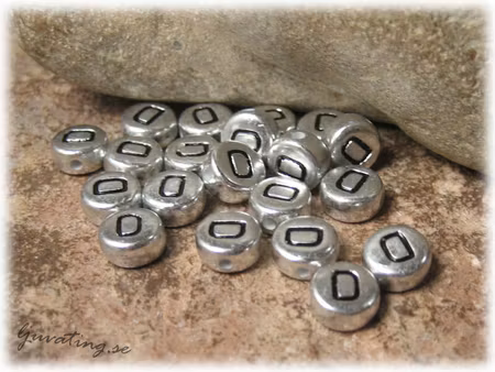 Bokstavspärla D silverfärgad  20-pack ca 7 mm
