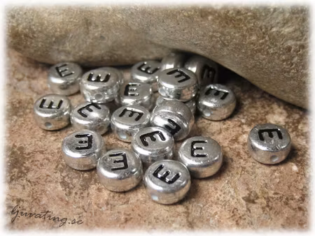 Bokstavspärla E silverfärgad  20-pack ca 7 mm