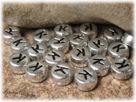 Bokstavspärla K silverfärgad  20-pack ca 7 mm