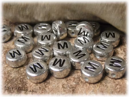 Bokstavspärla M silverfärgad  20-pack ca 7 mm
