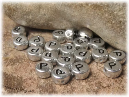 Bokstavspärla P silverfärgad  20-pack ca 7 mm