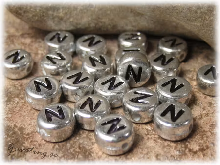 Bokstavspärla N silverfärgad  20-pack ca 7 mm