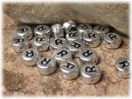 Bokstavspärla R silverfärgad  20-pack ca 7 mm