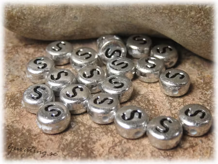 Bokstavspärla S silverfärgad  20-pack ca 7 mm