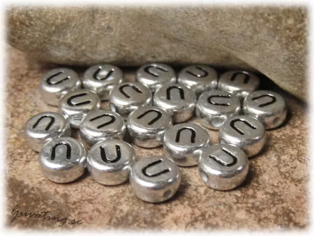 Bokstavspärla U silverfärgad  20-pack ca 7 mm