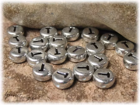 Bokstavspärla T silverfärgad  20-pack ca 7 mm
