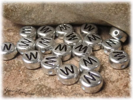 Bokstavspärla W silverfärgad  20-pack ca 7 mm