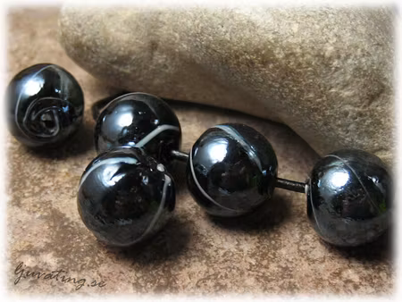 Rund randig glaspärla svart vit ca 14 mm