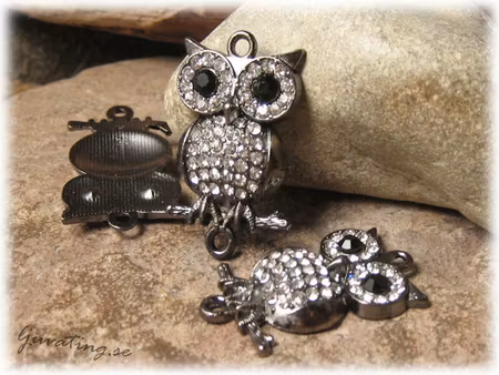 Connector svart uggla med clear strass ca 32x20 mm