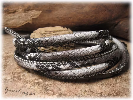 Svartgråvit orm läderimitation m söm tjocklek 4 mm