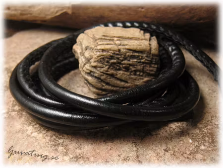 Svart läderimitation med söm tjocklek ca 4 mm