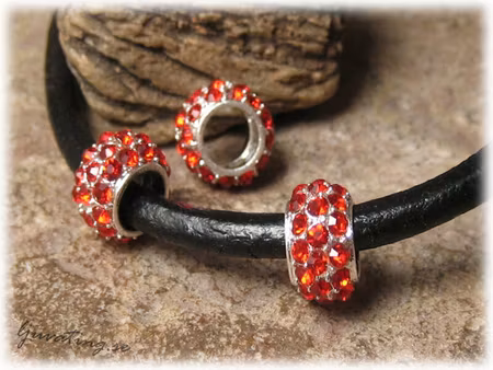 Ormlänkspärla med röd strass hål ca 5 mm