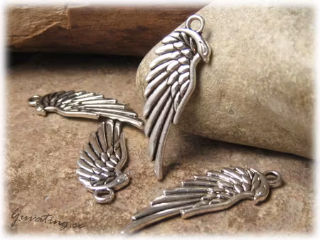 Berlock vinge med näbb antik silverfärg ca 33x11mm