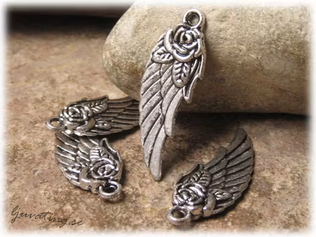 Berlock vinge med ros antik silverfärg ca 33x11 mm