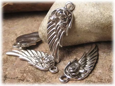 Berlock kraftig vinge med blomma ca 36x14 mm