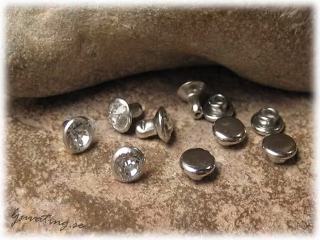 Nitar i metall med clear strass 2 delar