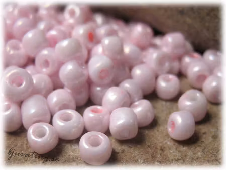 Seedbeads opaka rosa i glas storlek 6/0 ca 4 mm