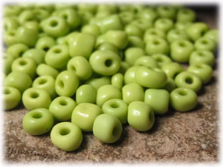 Seedbeads i glas opaka ljusgrön storlek 6/0 ca 4 mm
