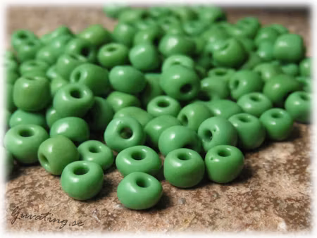 Seed beads opaka grön i glas storlek 6/0 ca 4 mm