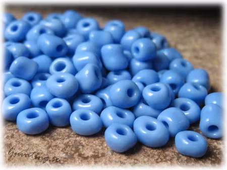 Seed beads opaka blå i glas storlek 6/0 ca 4 mm
