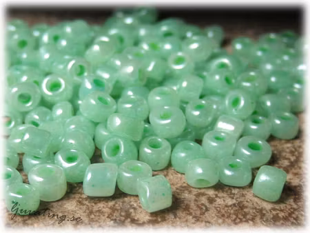 Seed beads ceylon i glas grön storlek 6/0 ca 4 mm