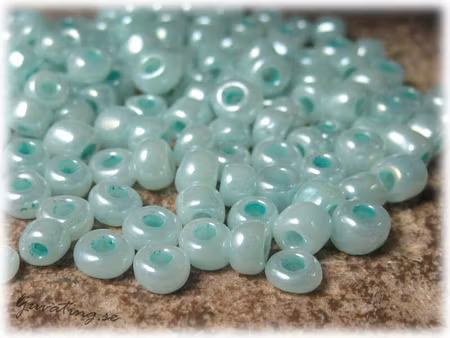 Seed beads i glas ceylon aquagrön storlek 6/0 ca 4 mm