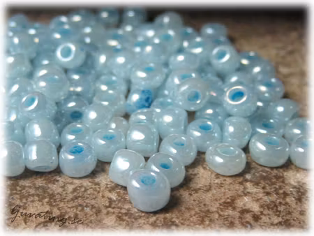 Seed beads ceylon i glas ljusblå storlek 6/0 ca 4 mm