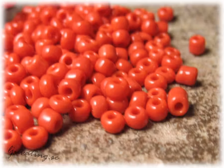 Seed beads opak röd storlek 8/0 ca 3 mm
