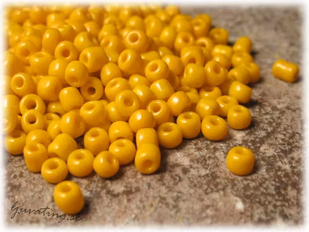 Seed beads opak gul storlek 8/0 ca 3 mm