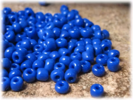 Seed beads opak mörkblå storlek 8/0 ca 3 mm
