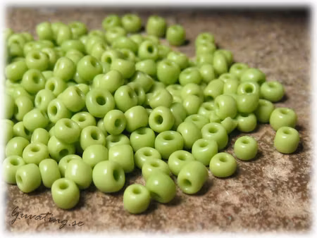 Seed beads opak ljusgrön storlek 8/0 ca 3 mm