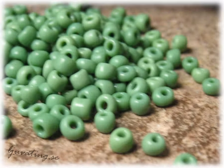 Seed beads opak grön storlek 8/0 ca 3 mm