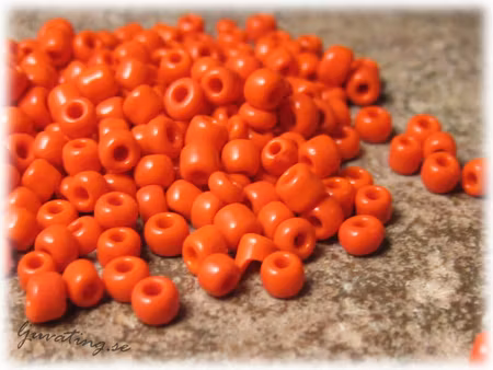 Seed beads opak rödorange storlek 8/0 ca 3 mm