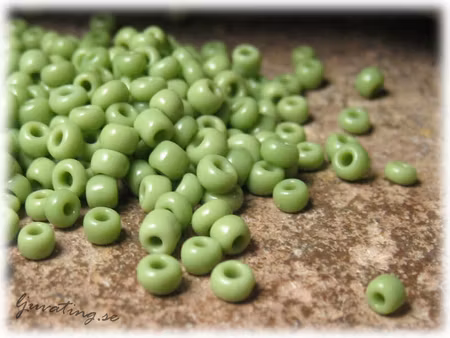 Seed beads opak mellangrön storlek 8/0 ca 3 mm