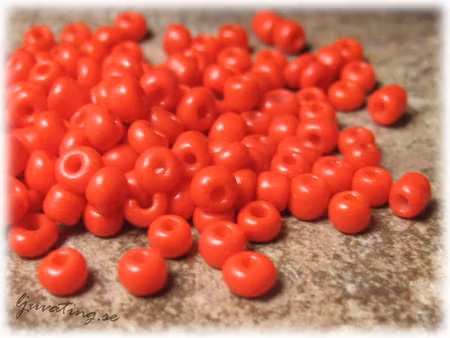 Seed beads opak ljusröd storlek 8/0 ca 3 mm