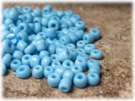 Seed beads opak blå storlek 8/0 ca 3 mm